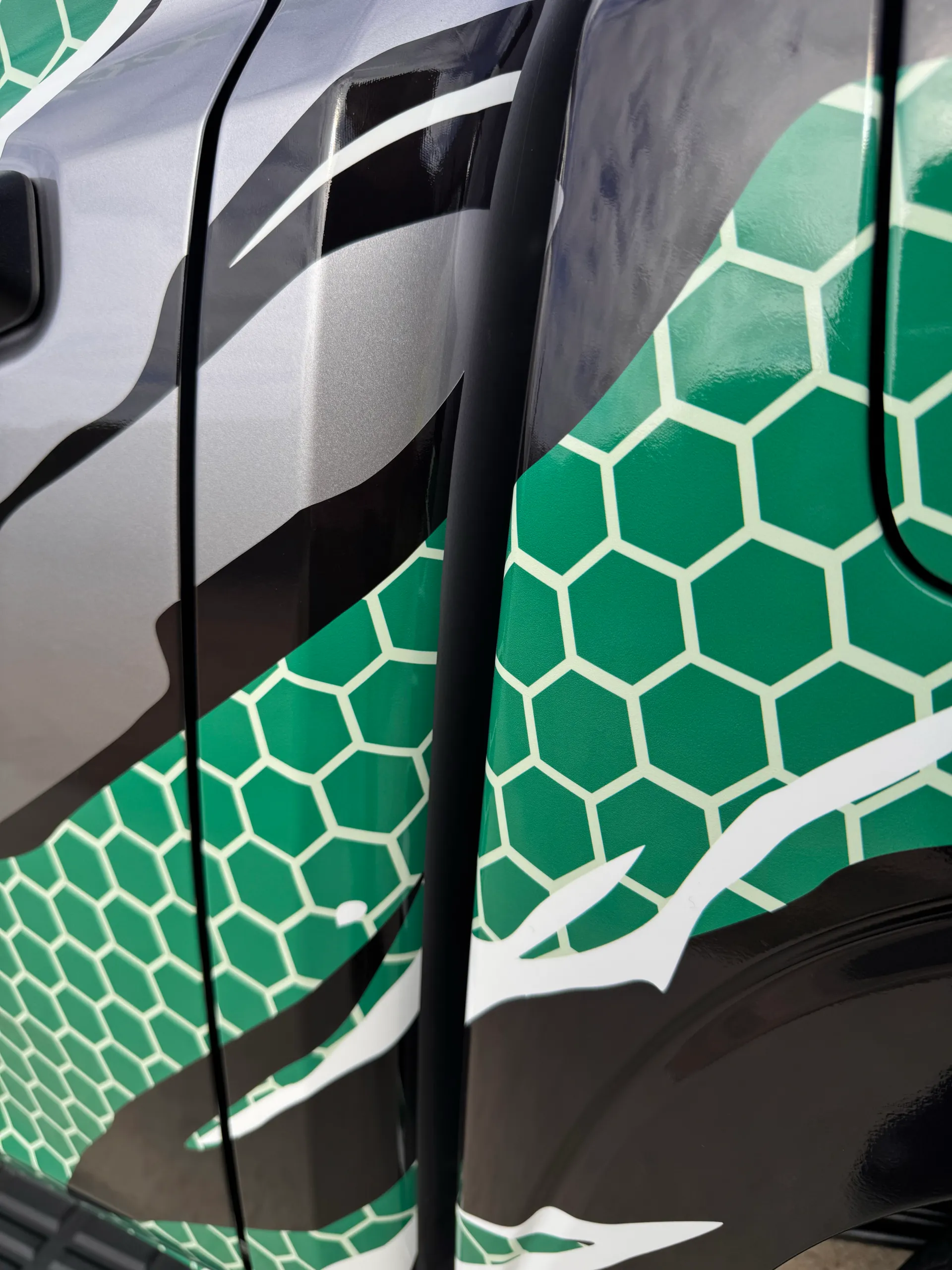 Printed graphics meeting across the Triton cab and tray gap