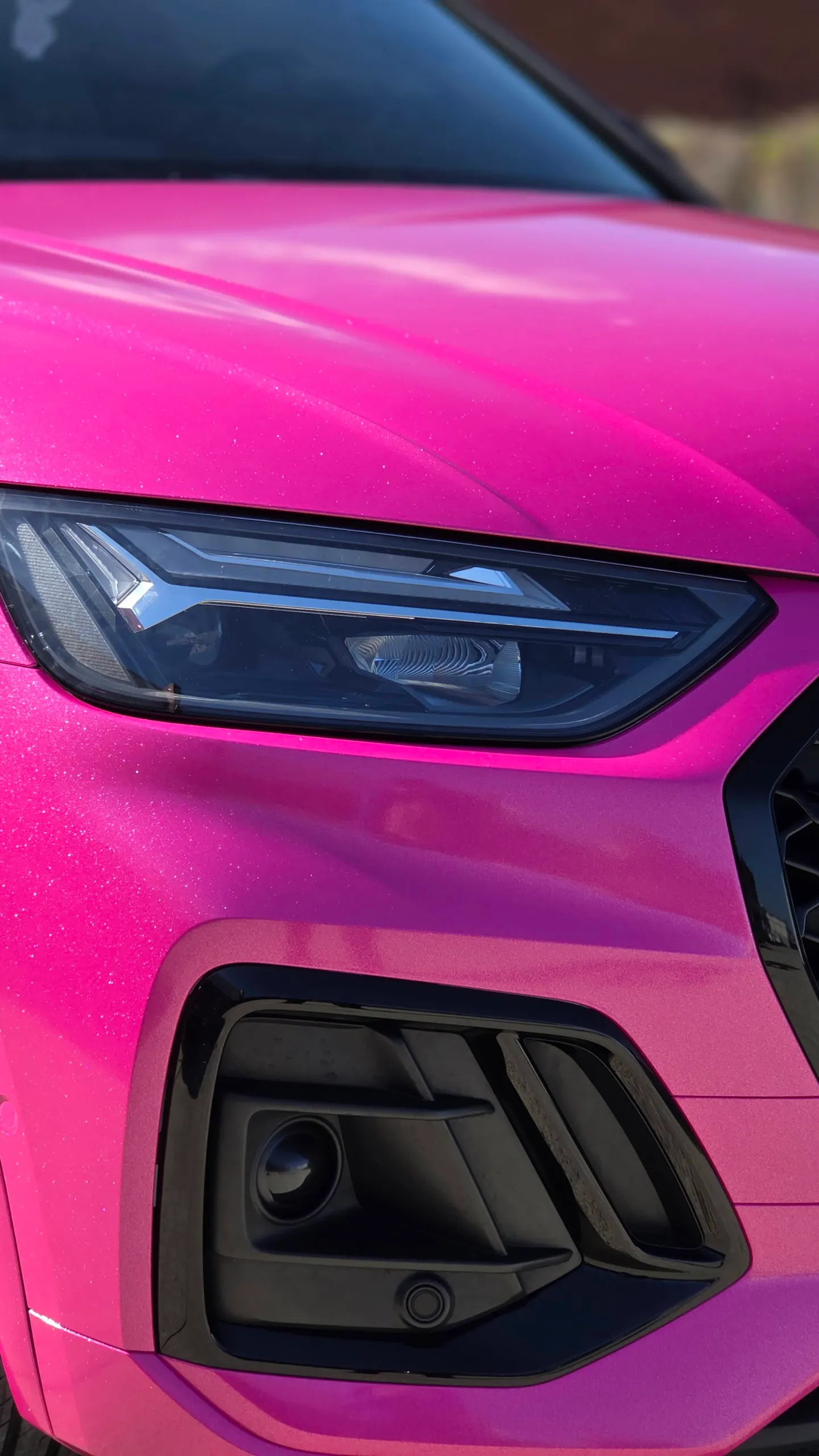 Sparkling pink Audi Q5 Sportback headlight, bonnet and black front bumper trim