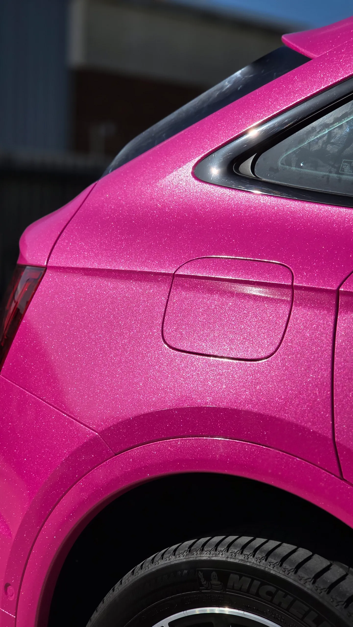 Close-up of the pink Audi Q5 Sportback rear quarter, fuel flap and sloping rear window