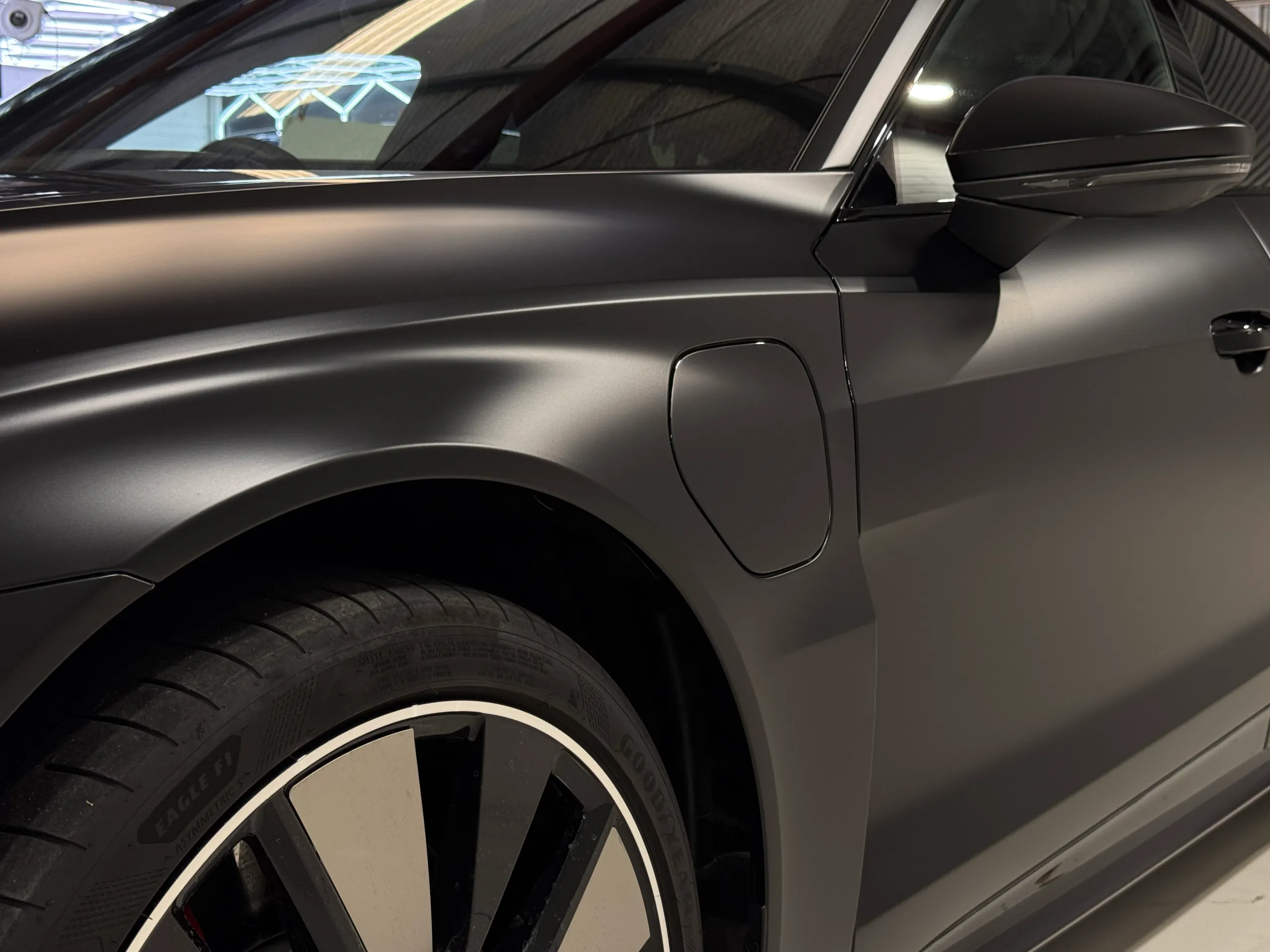 Audi RS e-tron GT front wheel, matte black guard, charging-port flap and mirror