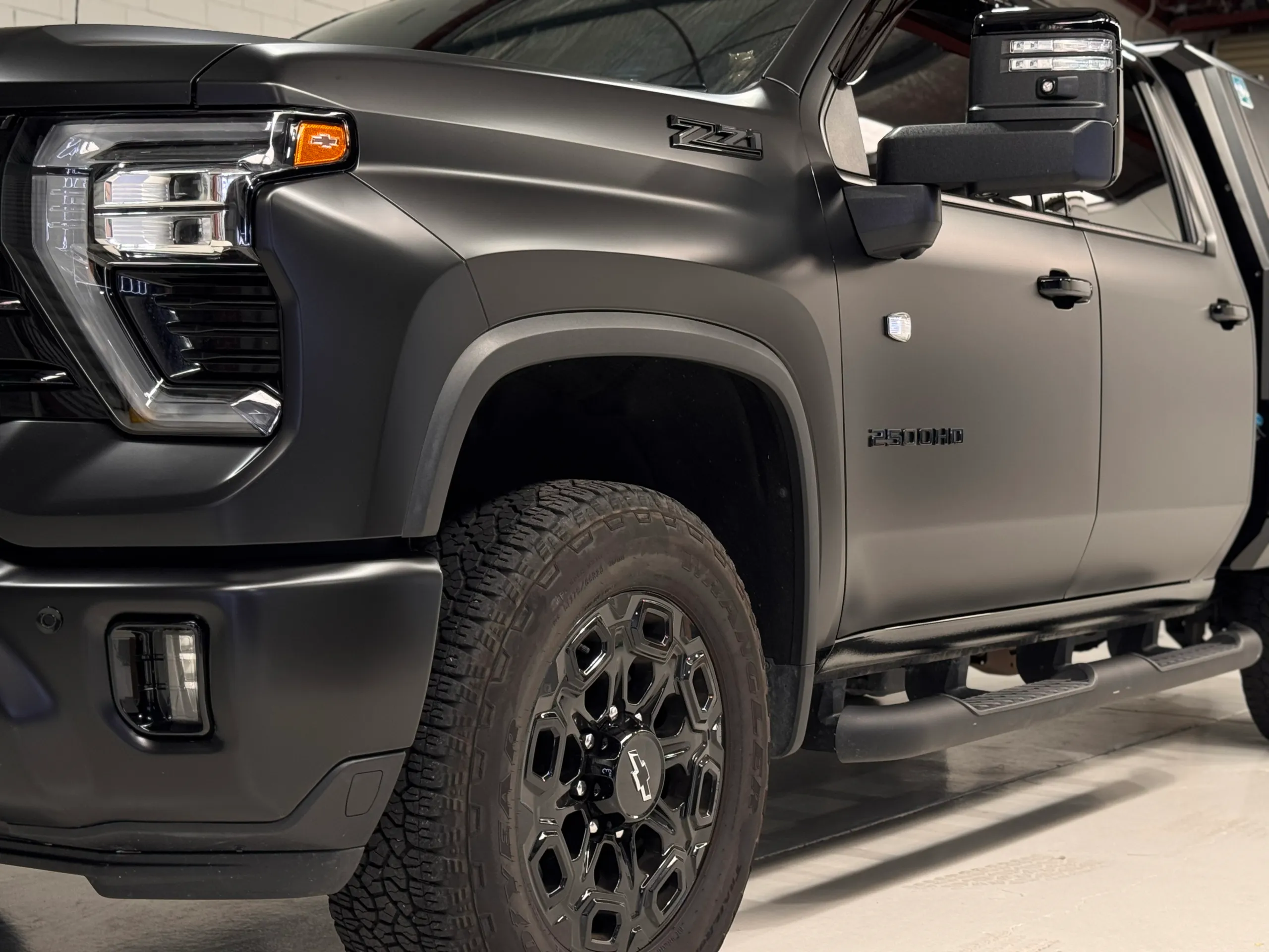 Silverado 2500 HD cab, front wheel and towing mirror with a matte grey finish