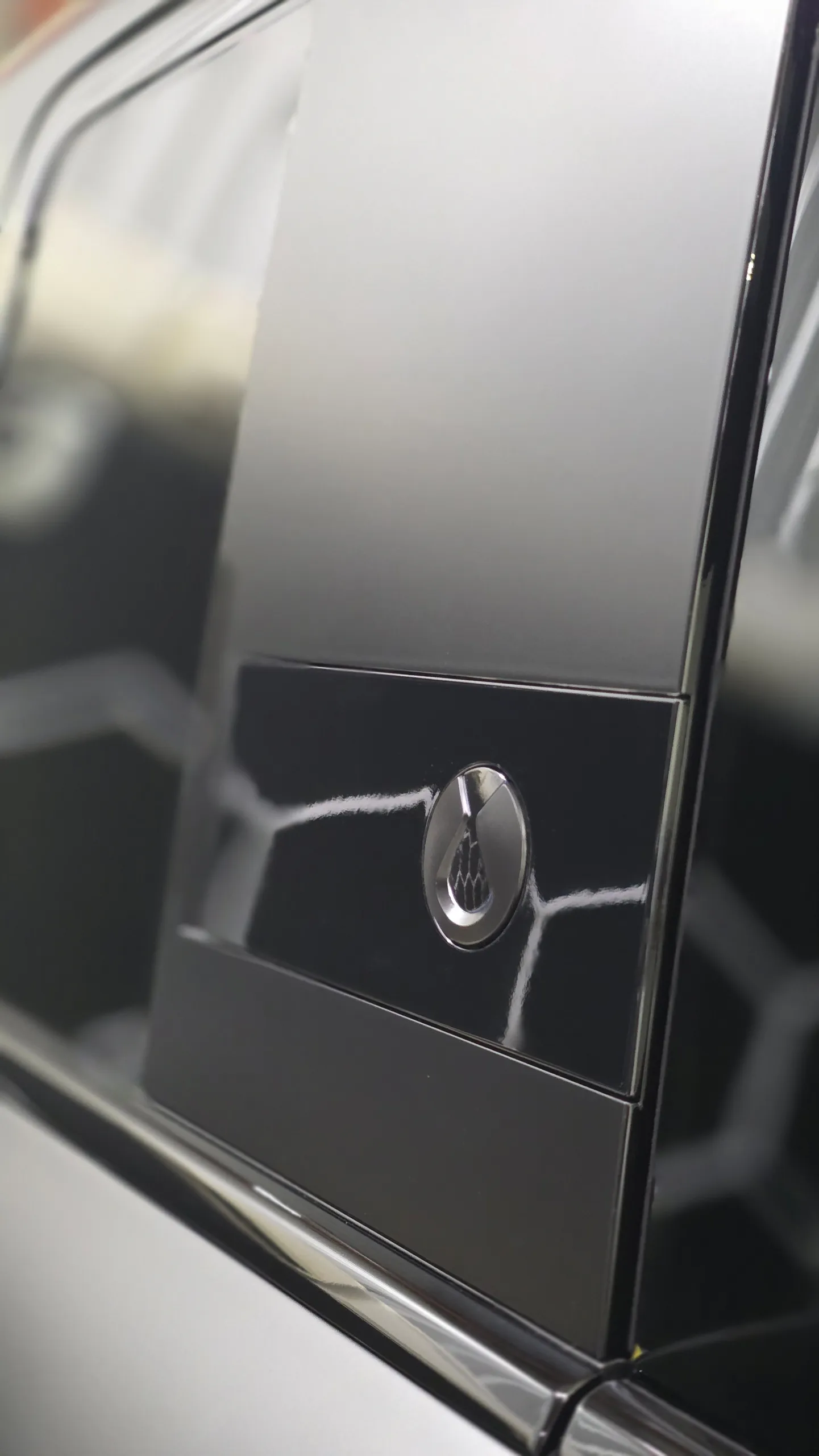 Close view of the Denza B5 sliding rear side window and its round latch