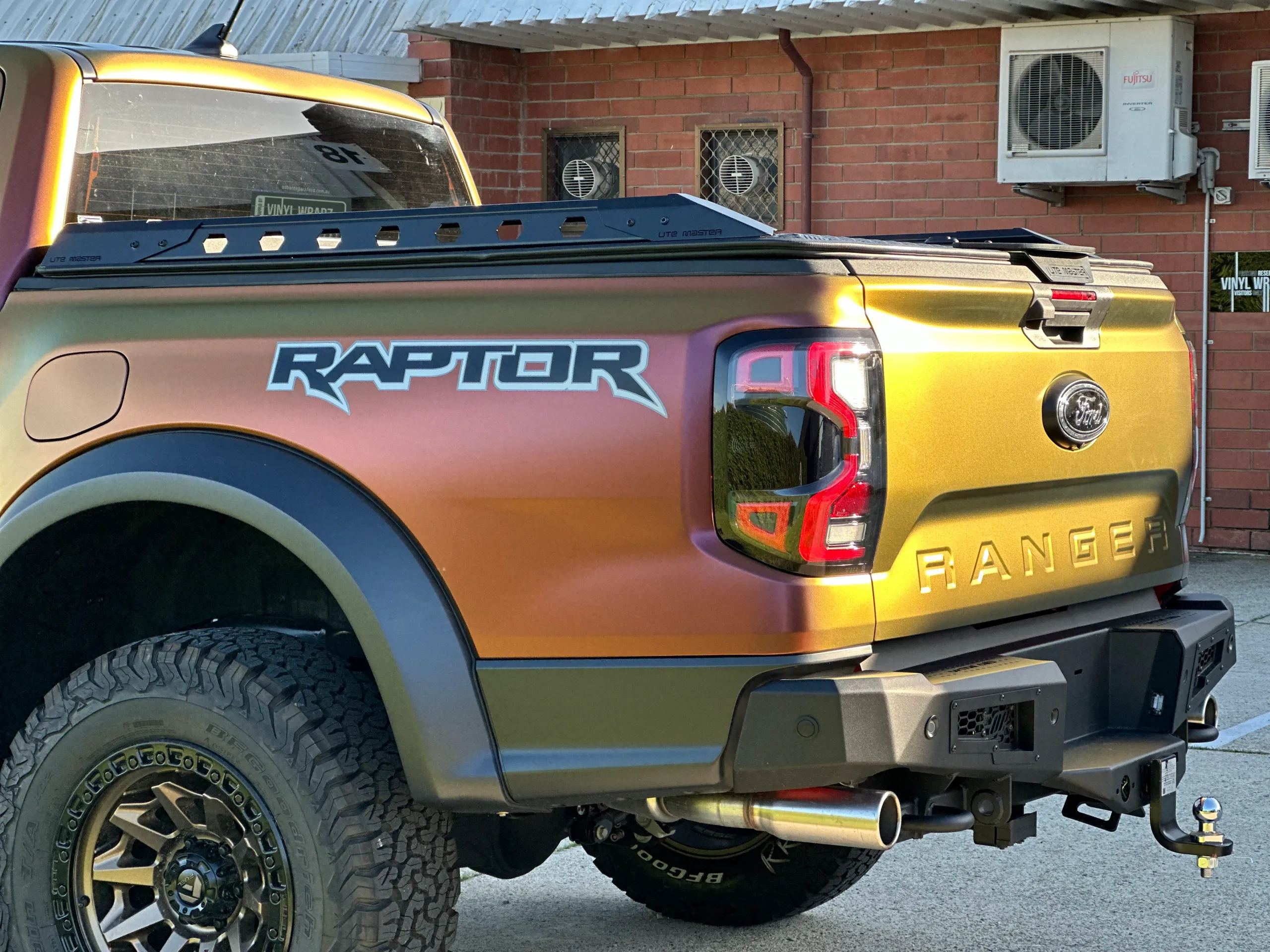Raptor graphic, rear light and tailgate in a gold and copper colour-shift finish