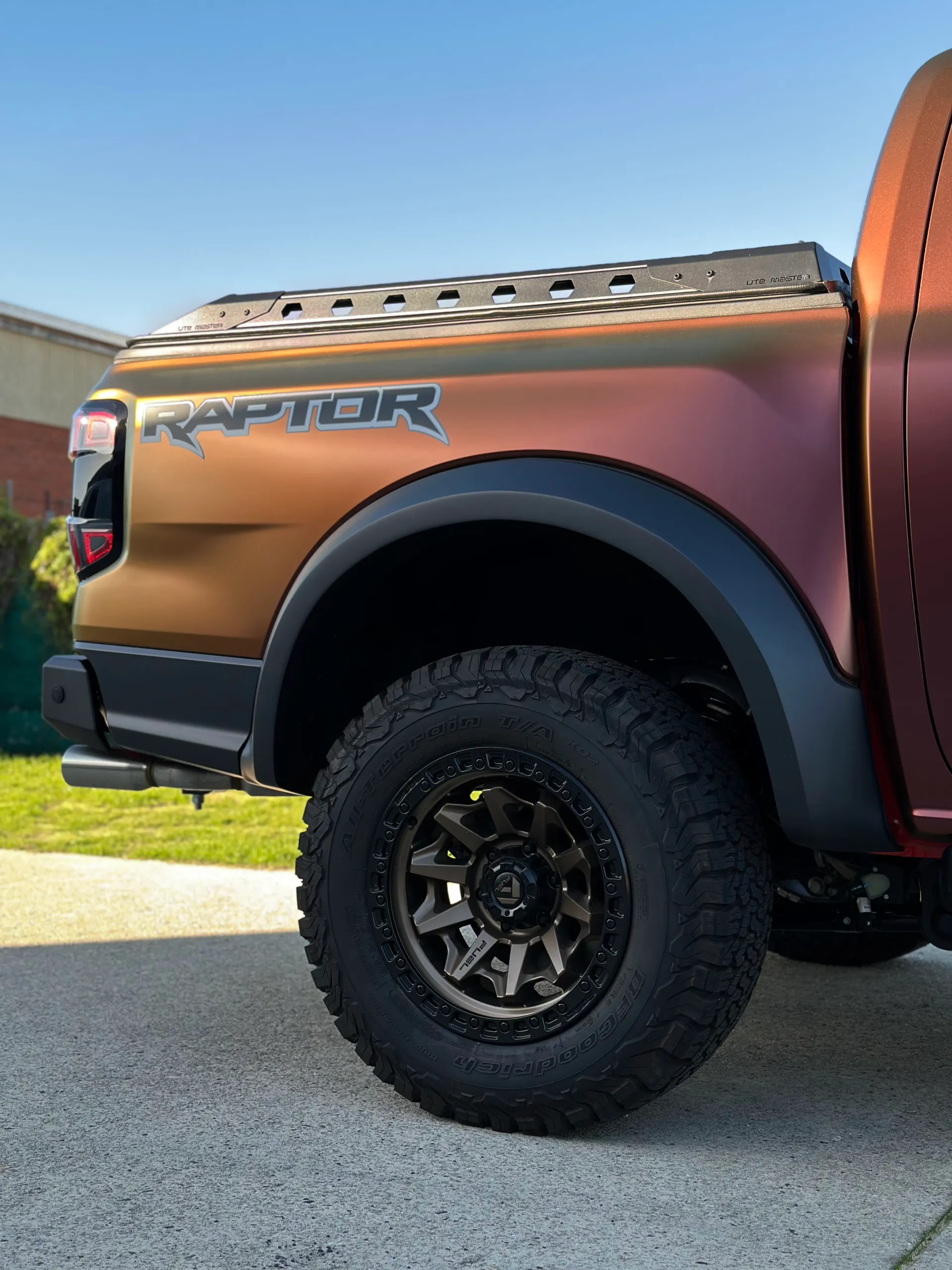 Raptor graphic and rear wheel beneath the copper-toned colour-shift tray side