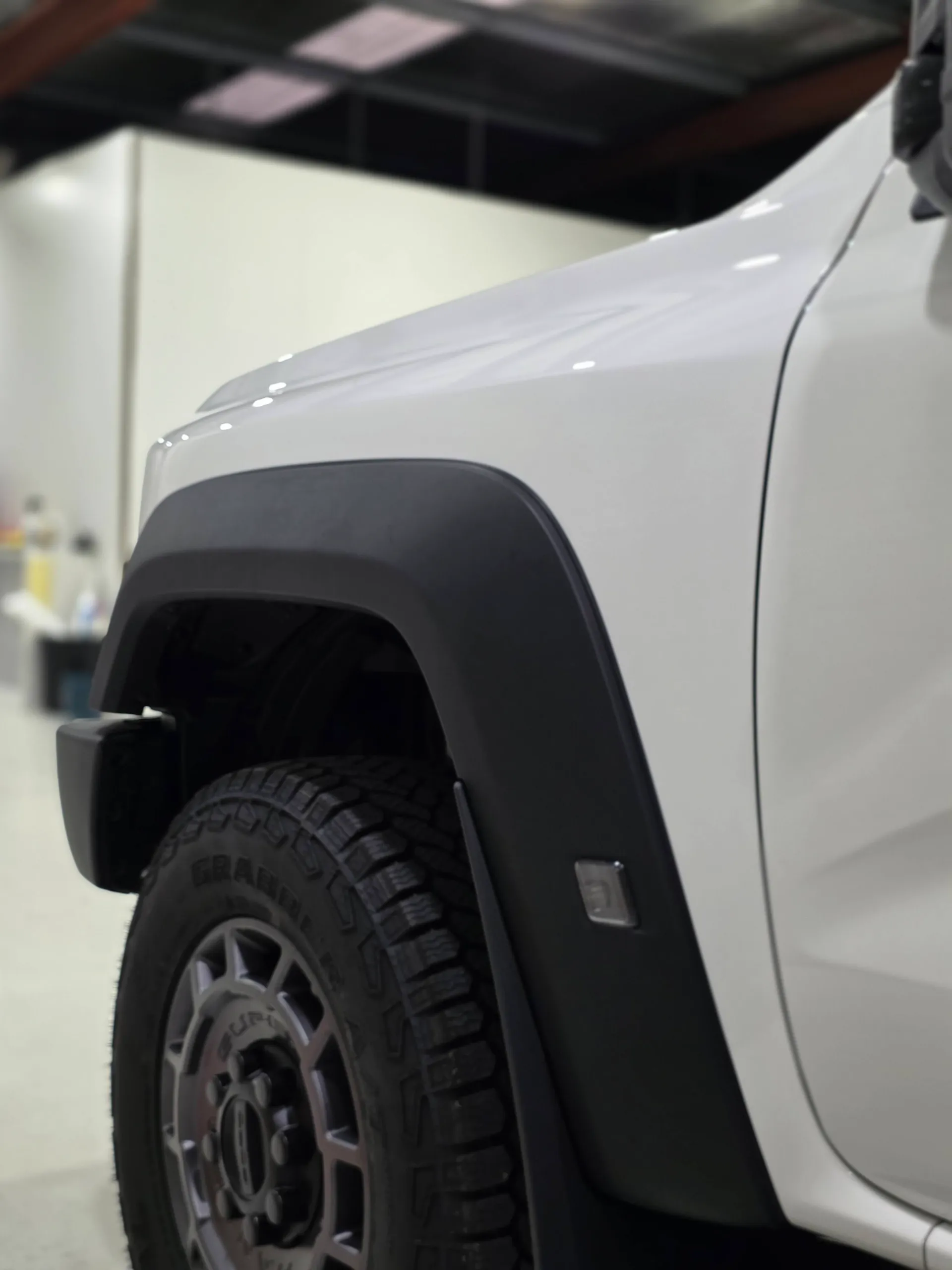 White Ranger front guard and wheel with black arch trim fitted