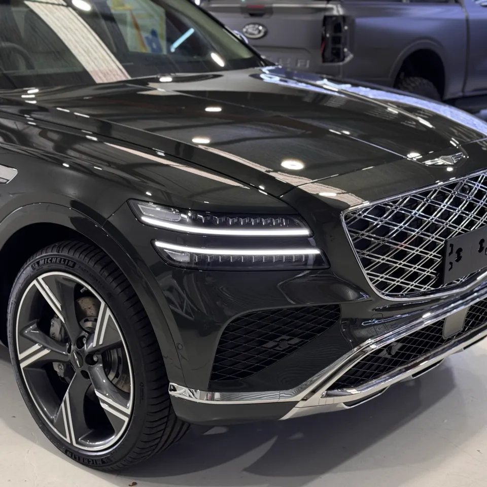 Genesis GV80 front wheel, headlight and grille with gloss dark bodywork