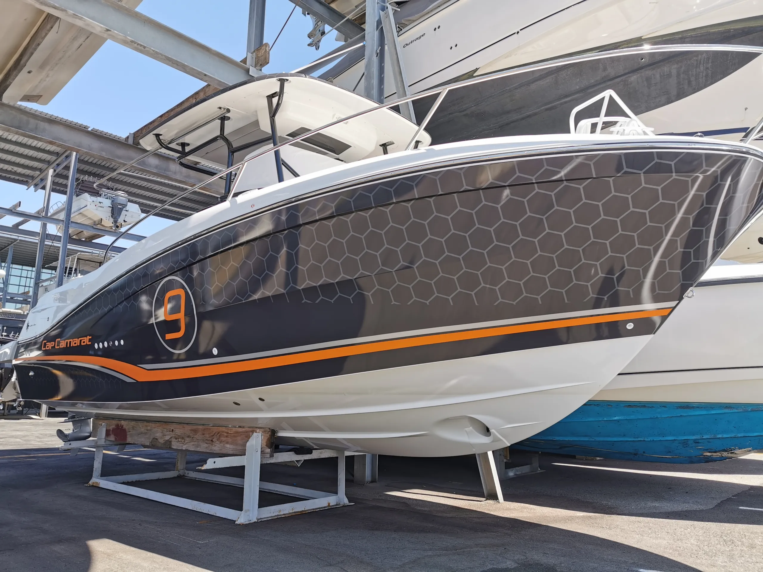 Cap Camarat bow-quarter detail with honeycomb graphics, orange stripe and number 9