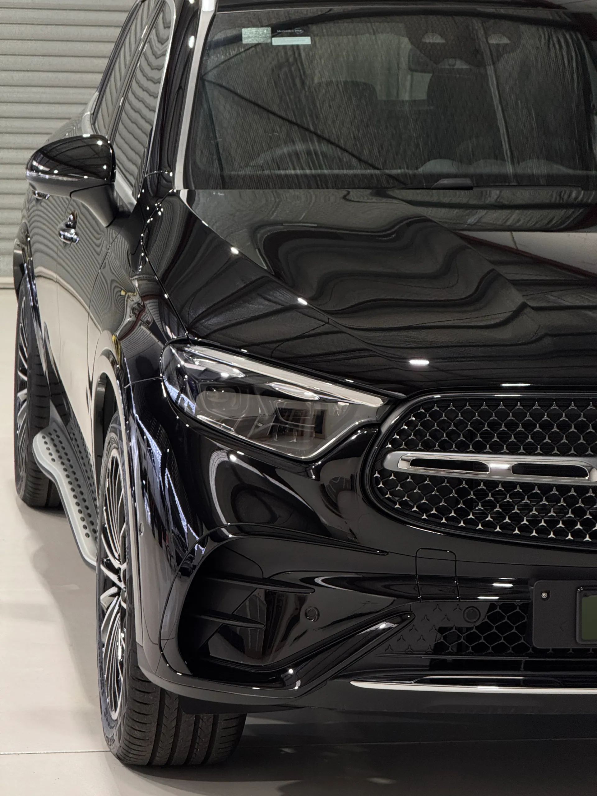 Portrait view of the Mercedes-Benz GLC 300 bonnet, headlight and front wheel