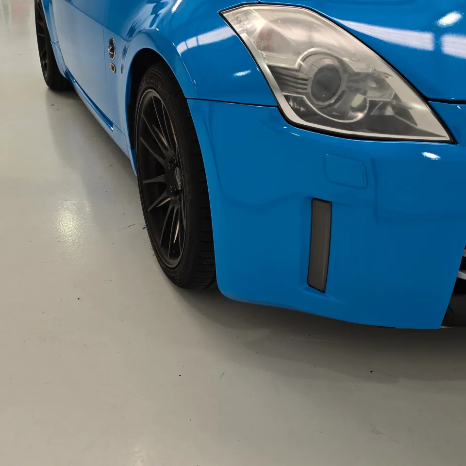 Gloss light blue Nissan 350Z in the workshop, front detail