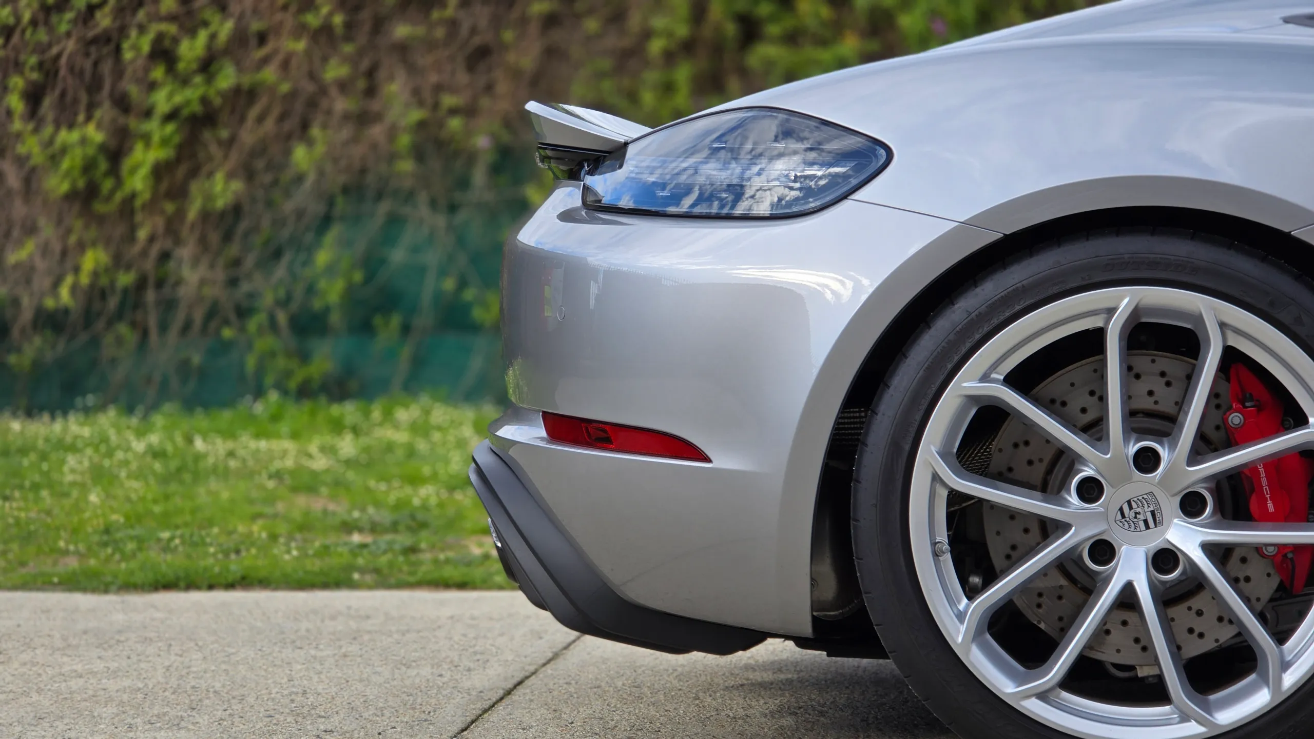 Porsche 718 Spyder headlight, silver front guard and wheel with a red brake caliper