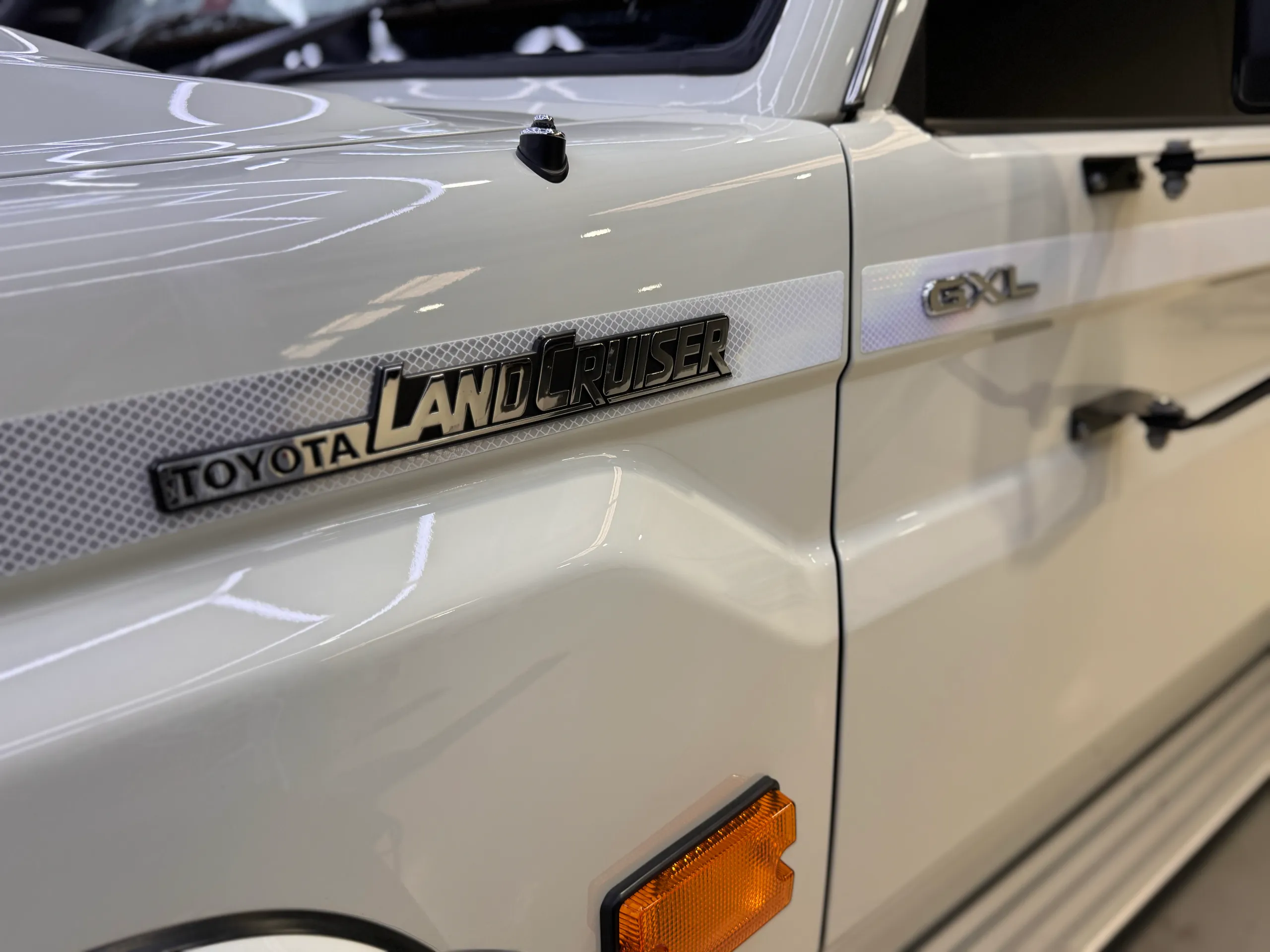 Toyota LandCruiser and GXL badges on the white front guard and door