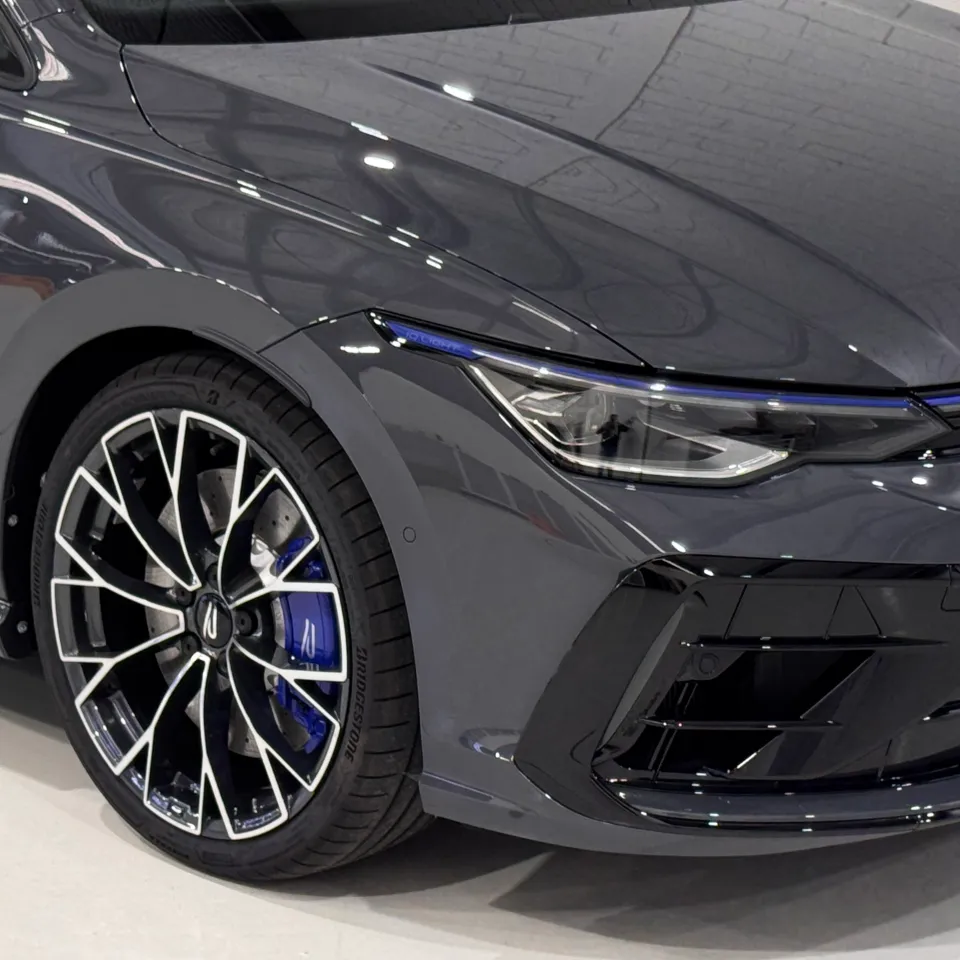 Elevated view of the Golf R bonnet, front guard and wheel