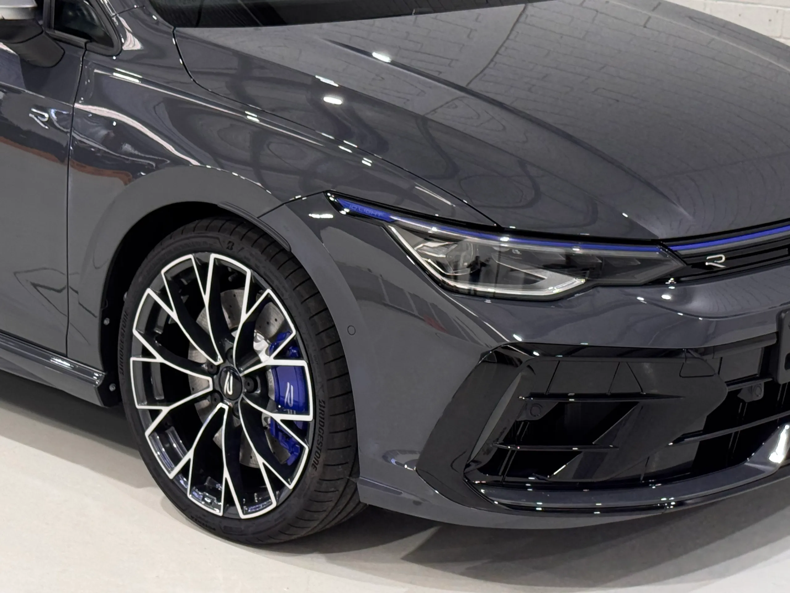 Elevated view of the Golf R bonnet, front guard and wheel