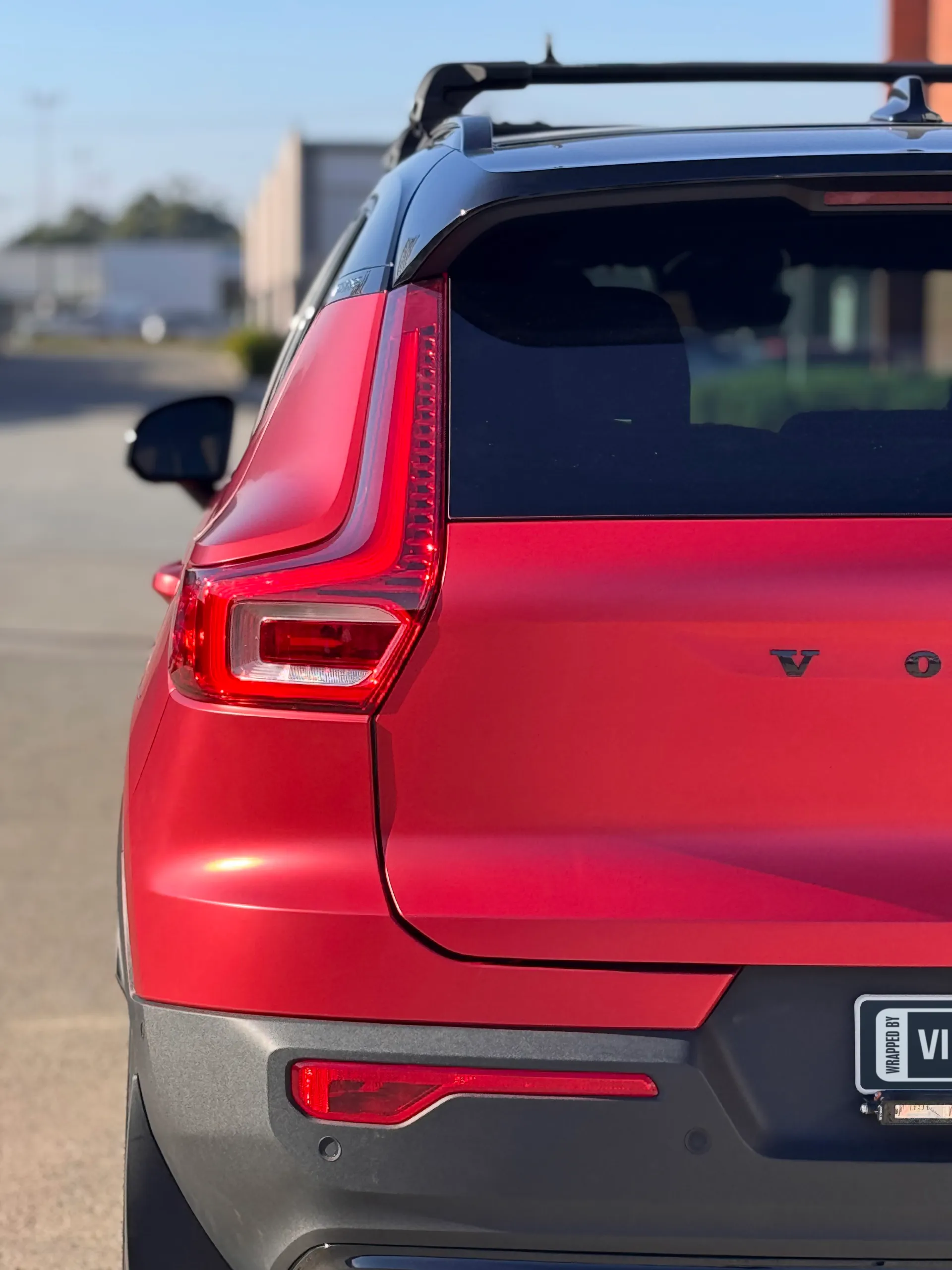 Close view of the red Volvo XC40 rear light and tailgate edge