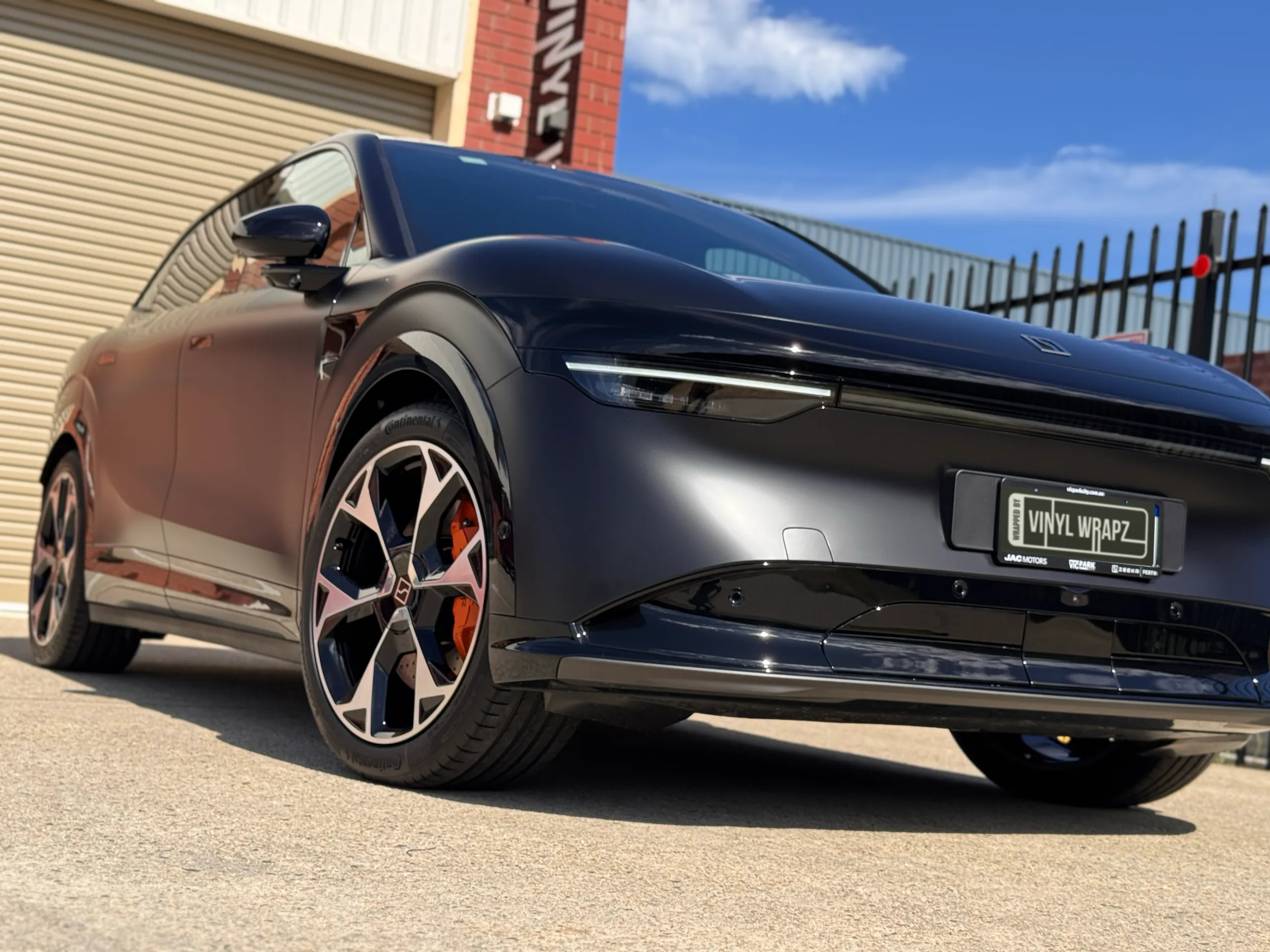 Satin black Zeekr 7X front bumper, light bar and front wheel outdoors