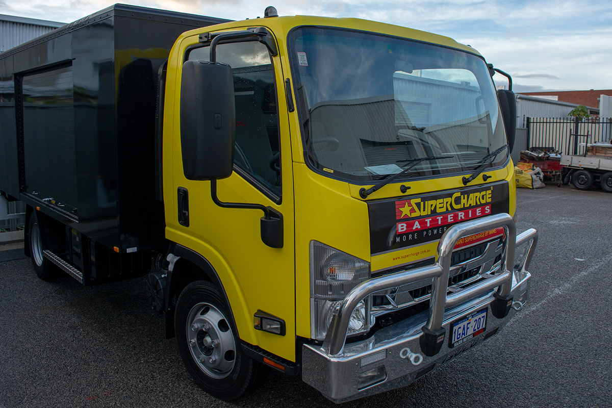 Truck Isuzu, full cabin wrap - Super Charge Batteries